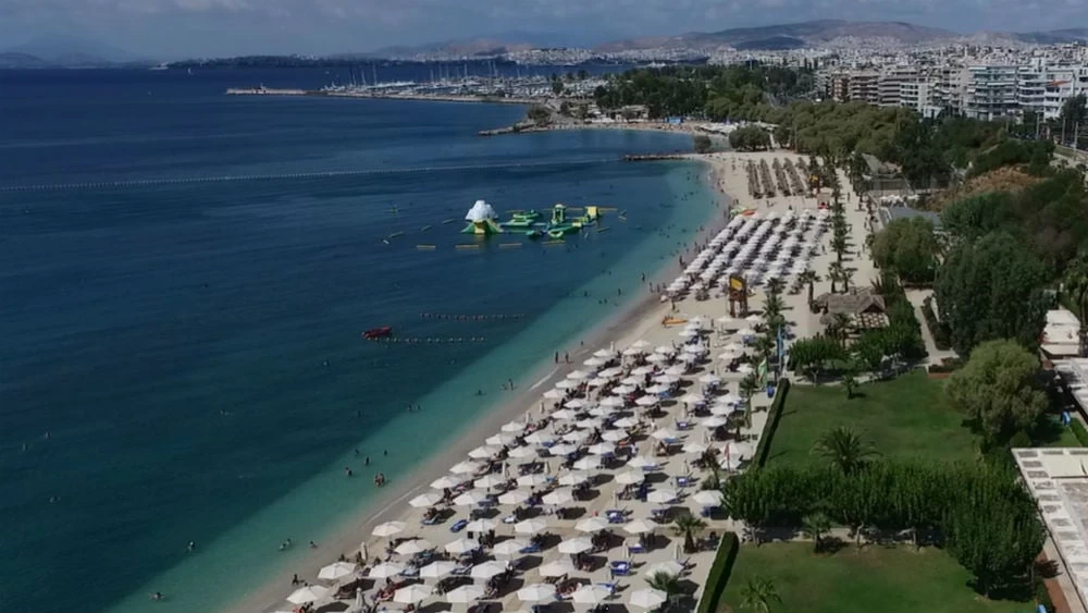 Οι καλύτερες οργανωμένες παραλίες στην Αθήνα